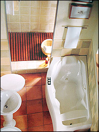 Ba&ntilde;o con inodoro, lavabo y ba&ntilde;era de hidromasaje